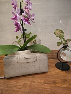 Authentic Y2k Coach Ashley Perforated Signature C Gray Zip-around Wallet